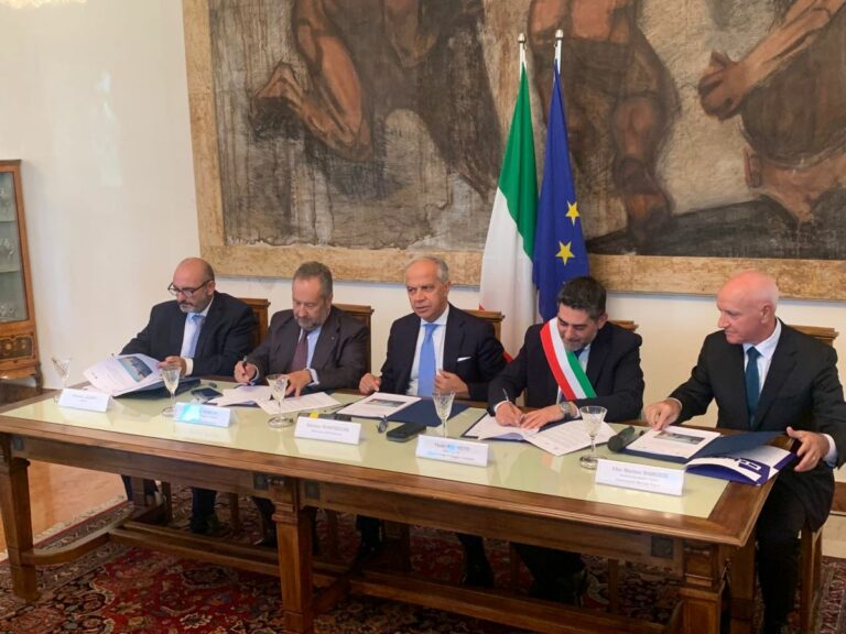 Piantedosi a Reggio Calabria firma protocollo sul “Museo del Mare”