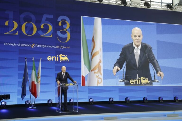 Eni festeggia 70 anni, Descalzi “Capacità di trasformarsi”