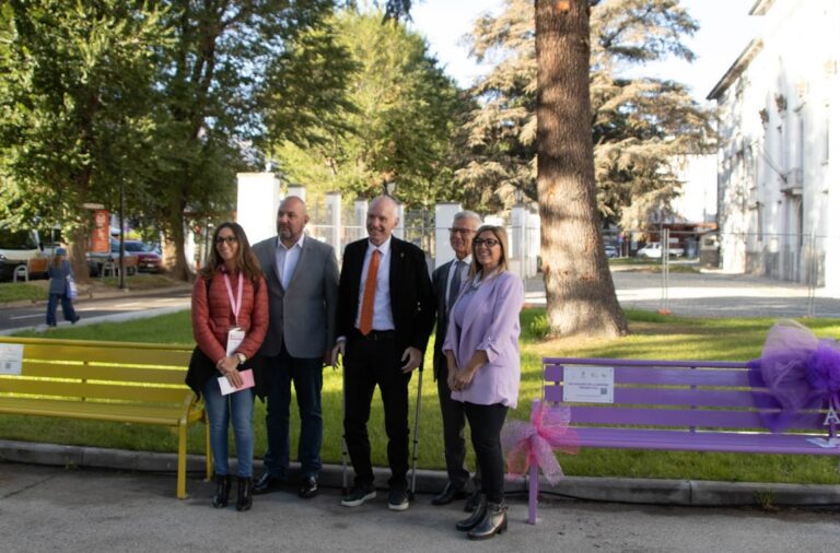 Aosta, due panchine colorate per l’Endometriosi e la Fibromialgia