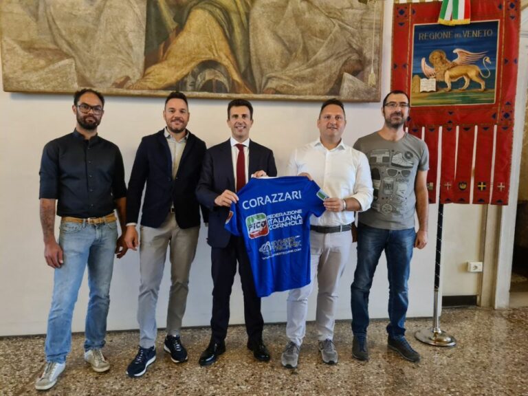 Assessore Corazzari riceve a Palazzo Balbi i giocatori di Cornhole