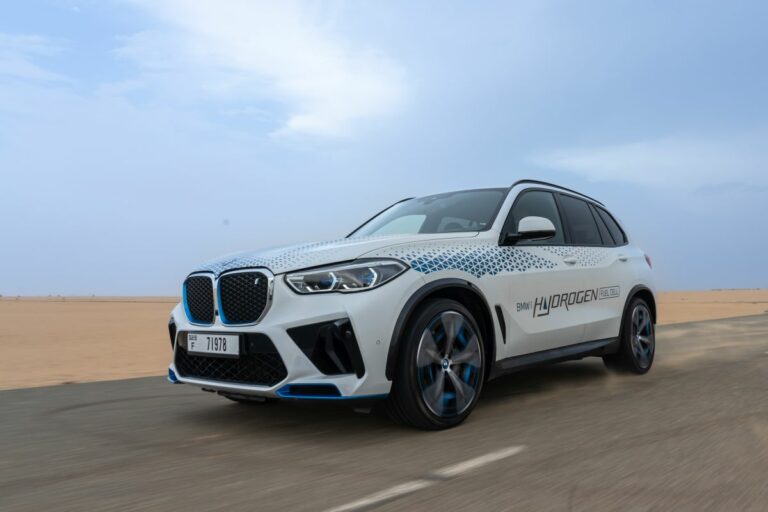 La BMW iX5 Hydrogen testata nel deserto