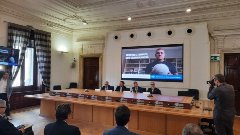 Nel 2022 dalla pirateria danni per 1,7 mld, al via spot con Vieri
