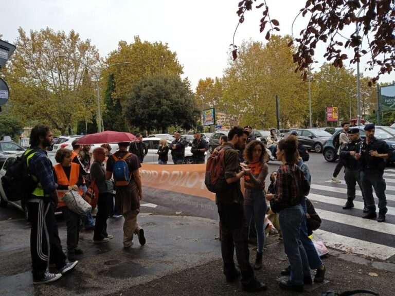 Roma, processo imbrattamento Senato. Sit-in di protesta ambientalisti