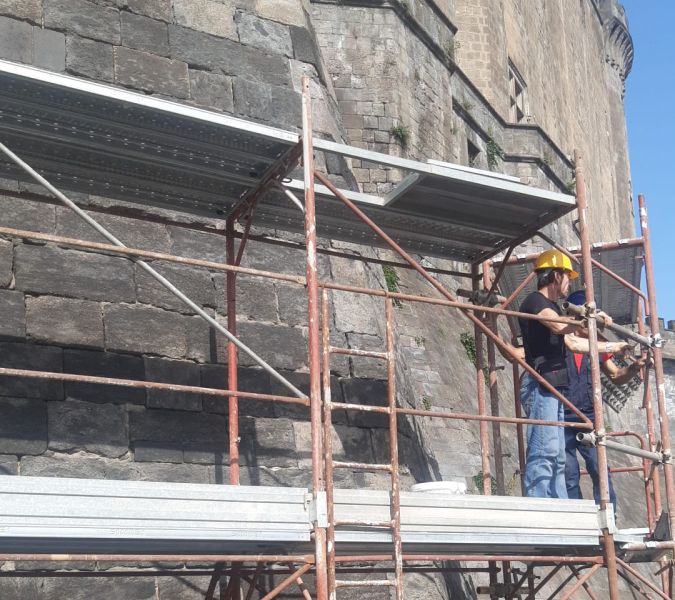 Lavori per messa in sicurezza rivestimento murario di Castel Nuovo a Napoli