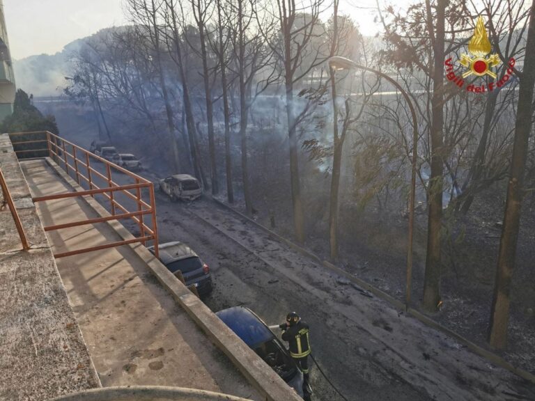 Notte di fuoco in Sicilia, abitazioni sgomberate nel Palermitano e nel Messinese