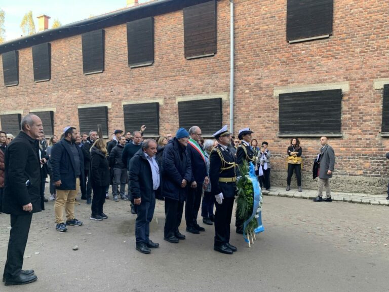 Shoah, Gualtieri ad Auschwitz depone corona al muro delle fucilazioni