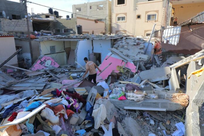 Striscia di Gaza: i corpi delle vittime recuperati sotto le macerie dopo il bombardamento dell'aereo israeliano a Rafah