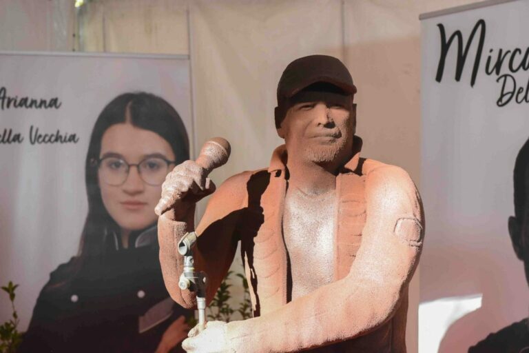 400 kg di cioccolato per scultura di Vasco Rossi a grandezza naturale