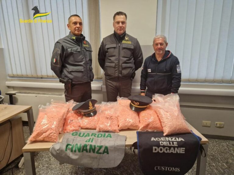 Como, in dogana con 55 chili di metanfetamine. Arrestata una donna