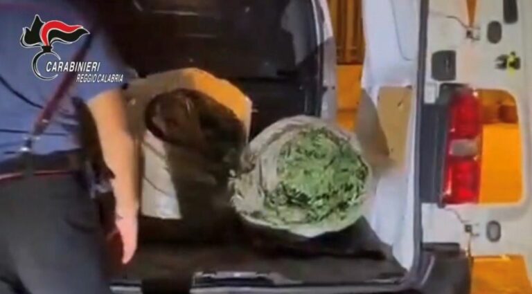 Trovato con 70 Kg marijuana e maschere da clown, arrestato nel reggino