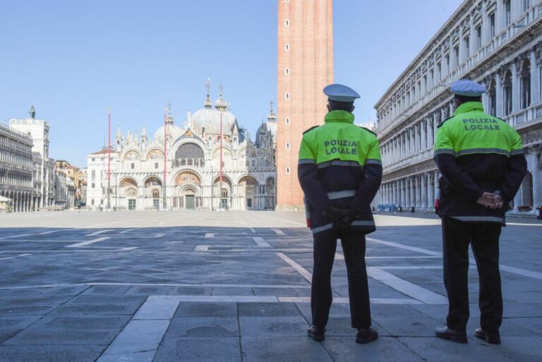 Via libera a diciture multilingue sui mezzi della Polizia Locale