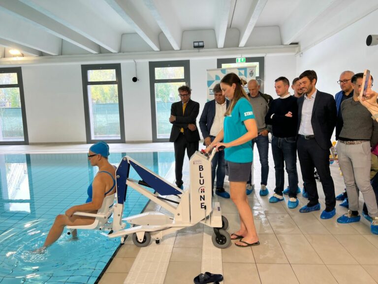 Piscina di Marghera, inaugurato impianto di sollevamento per diversamente abili