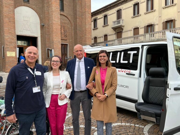 Ottobre Rosa, la presidente Damiano consegna nuovo pullmino alla Lilt