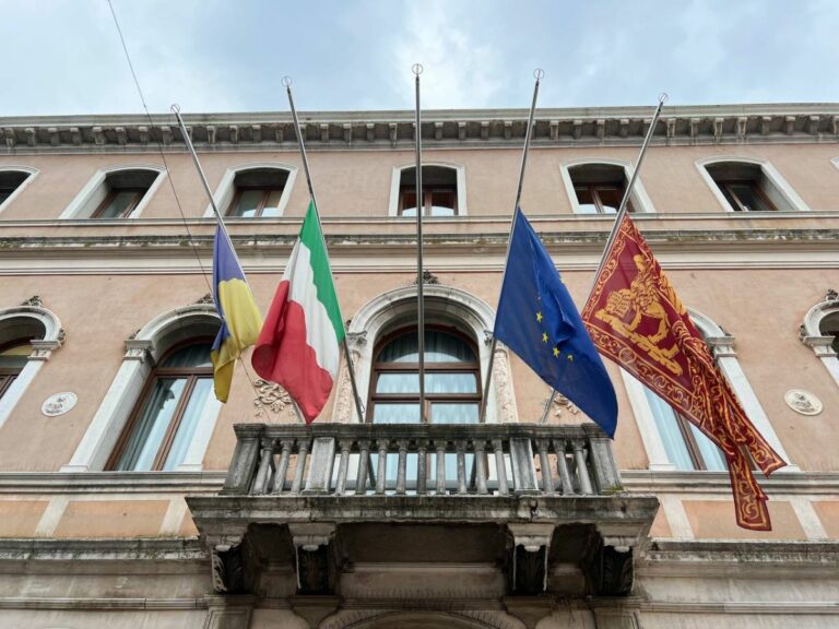 Lutto cittadino fino a venerdì e libri condoglianze nelle sedi municipali