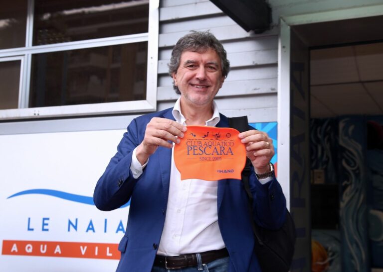 Marsilio, un tuffo di ottimismo nella piscina delle Naiadi a Pescara