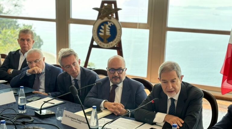 Campi Flegrei, Musumeci “Non c’è motivo per abbandonarsi al panico”