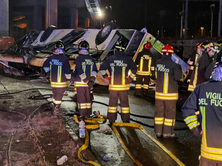 Pullman precipita da un cavalcavia a Mestre, 21 morti e 15 feriti. Rimosso il bus
