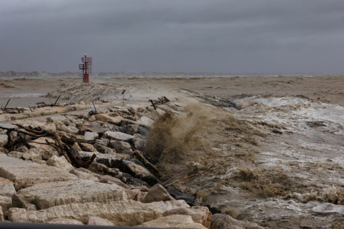 Rimini - la spiaggia, i fiumi, allagamento eccezionale mette a dura prova la citta'