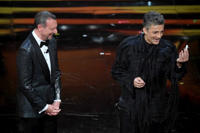Sanremo, Fiorello “Sarò sul palco della finale per portare via Amadeus”