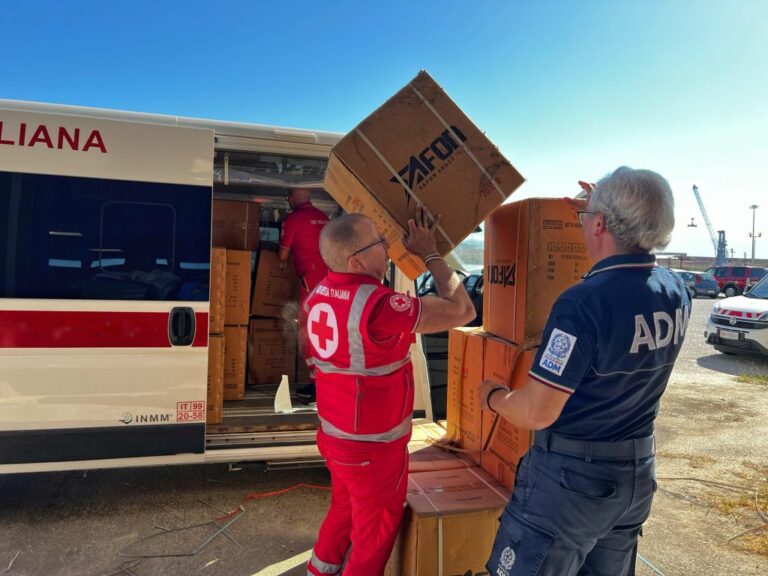 L’ufficio Dogane di Gioia Tauro dona 4 mila paia di scarpe alla Croce Rossa