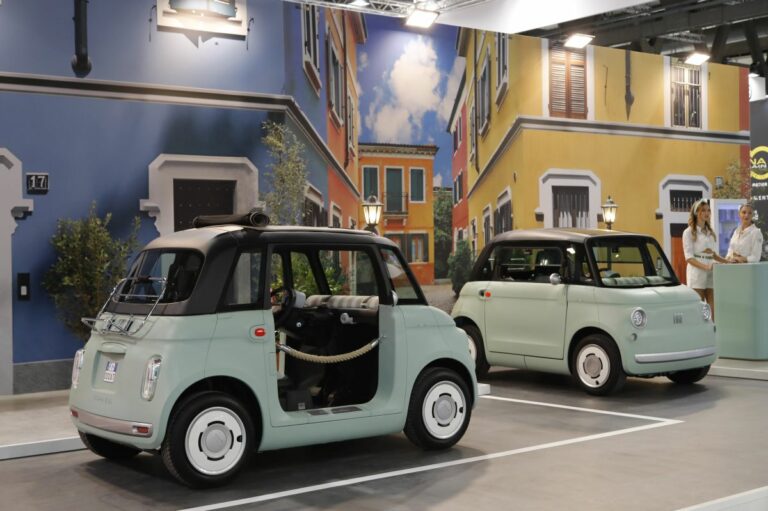 Fiat Topolino elettrizza l’Eicma con un tocco di Dolce Vita