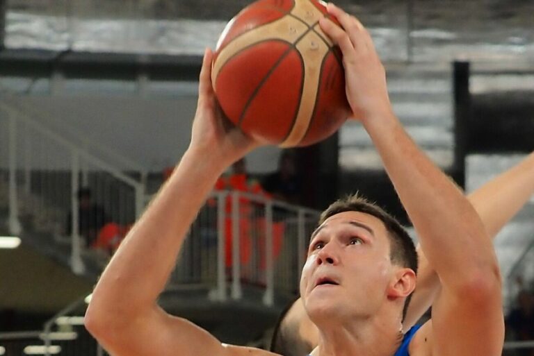 Denver e Philadelphia non si fermano, brilla Gallinari