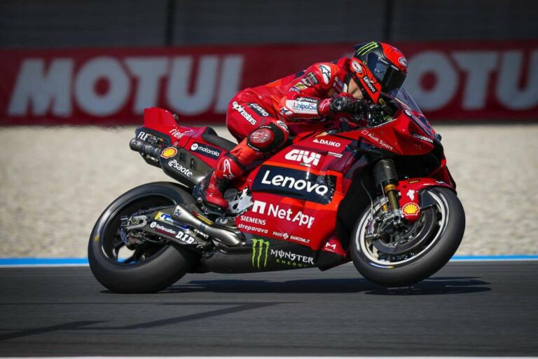 Sfida Bagnaia-Martin prosegue a Sepang, Bezzecchi terzo incomodo