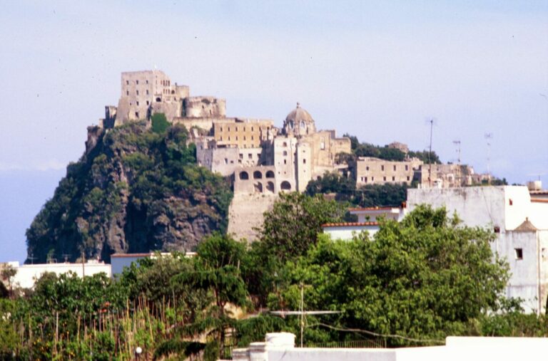 Ad Ischia Porto apre libreria “Giunti al Punto”