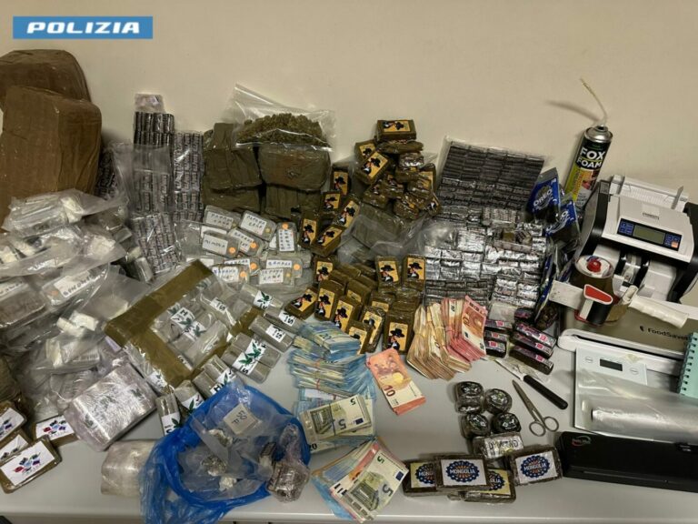 Sequestrati esplosivi e 54 chili di hashish, 4 giovani arrestati a Roma