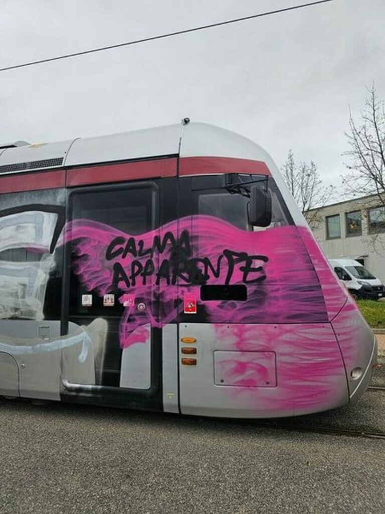 Firenze, assalto a carrozza tramvia. Scritta pitturata esternamente