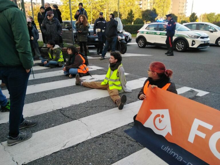 Milano, attivisti ambientalisti bloccano il traffico in viale Lucania