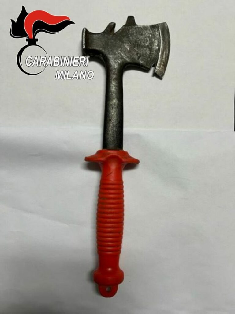 Paderno Dugnano, minaccia i Carabinieri con un’ascia. Arrestato