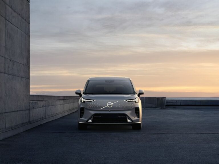 Volvo EM90 monovolume premium a trazione completamente elettrica