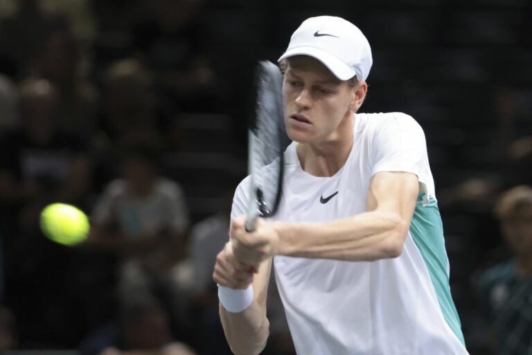 Cade il tabù Djokovic, Sinner “vede” le semifinali a Torino