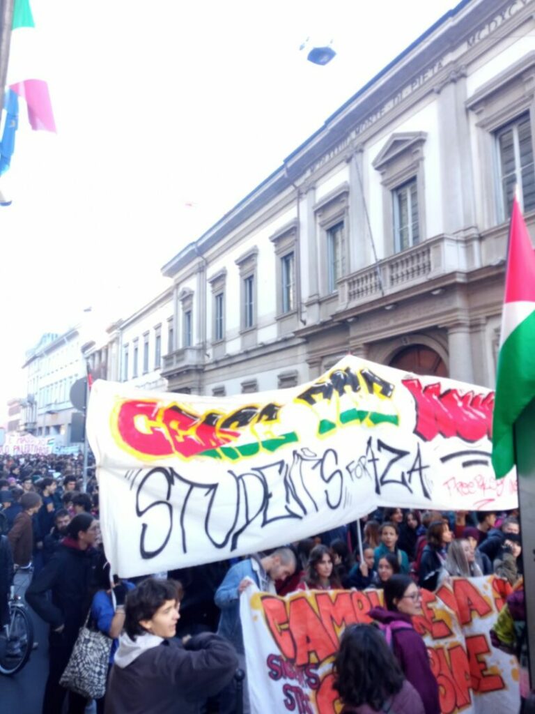 Milano, corteo degli studenti. Vernice su vetrine banche e negozi