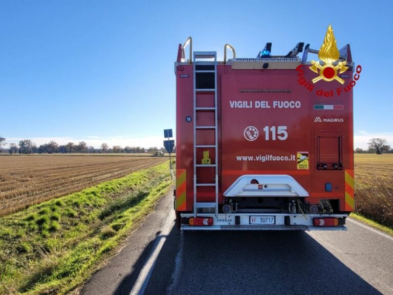 Basiglio, anziano in auto travolge un ciclista. Morto un 63enne