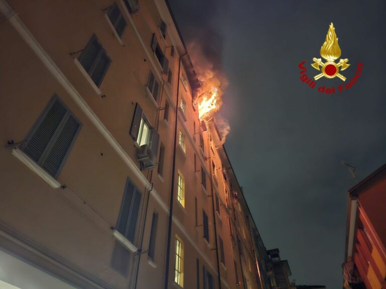 Milano, fuoco in un appartamento in via Lomellina. Nessun coinvolto