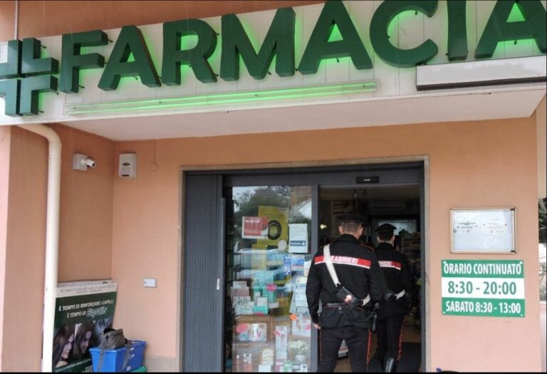 Armati di siringa rapinano farmacia a Roma, due fermati
