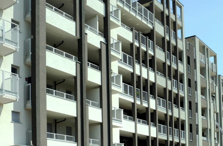 Mercato immobiliare, frenano le compravendite