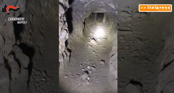 Banda del buco a Napoli, scavi nel sottosuolo per derubare negozi