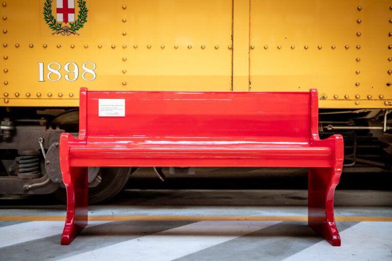 Una panchina rossa nel deposito Atm contro la violenza sulle donne