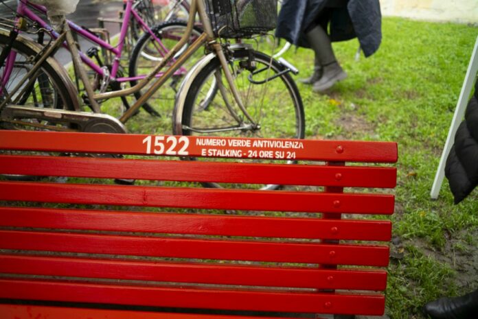 Milano, quartiere Ortica. Performance e inaugurazione della panchina rossa con numero di emergenza nella giornata contro la violenza sulle Donne