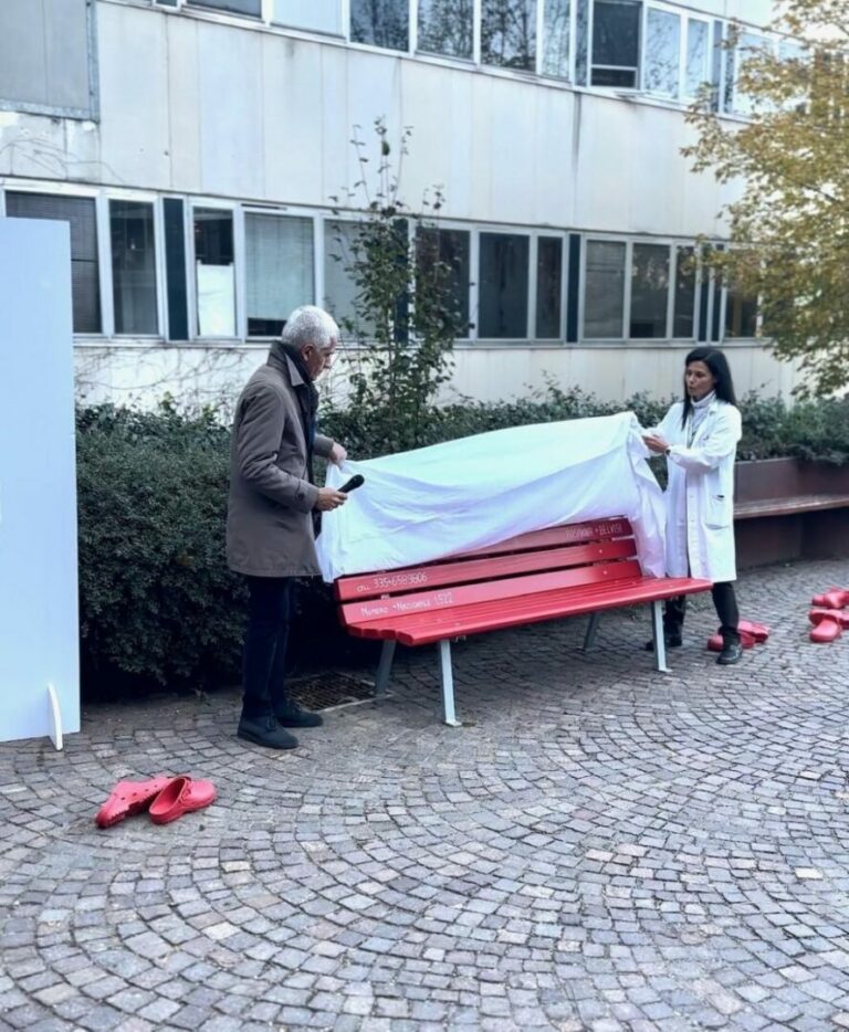 All’ospedale San Carlo di Milano una panchina rossa contro la violenza