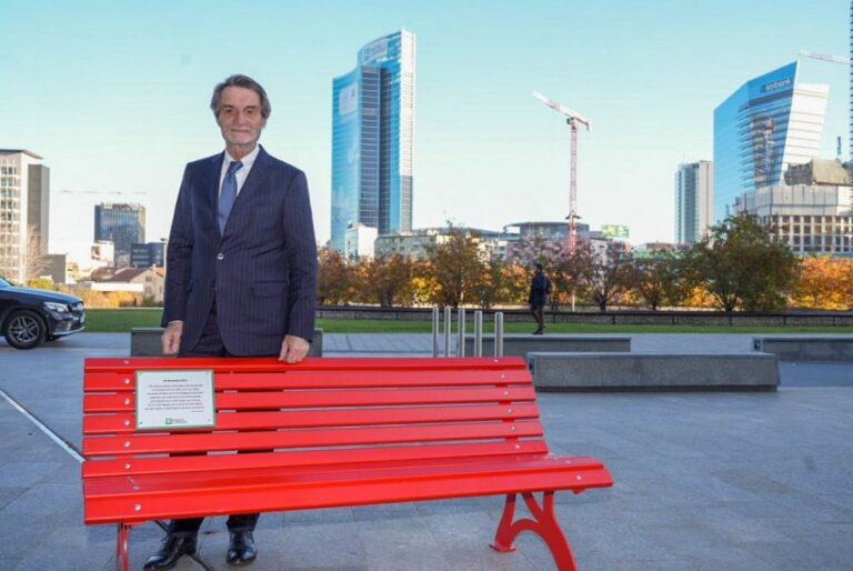Una panchina rossa in Piazza Gae Aulenti a Milano per Giulia Cecchettin