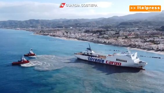 Nave incagliata nel Messinese, sono in corso le operazioni di recupero