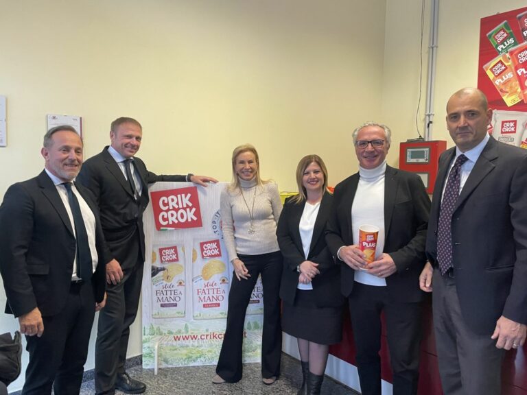 Agroalimentare, Lollobrigida visita lo stabilimento Crik Crok a Pomezia