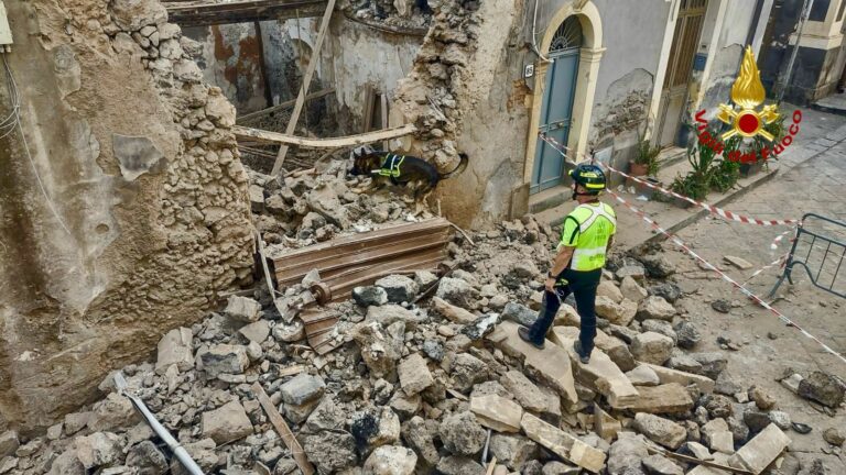 Crolla vecchio edificio a Catania, nessun ferito