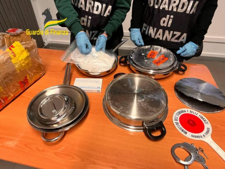 Malpensa, 4 kg di cocaina nel doppiofondo di una pentola. Arrestata