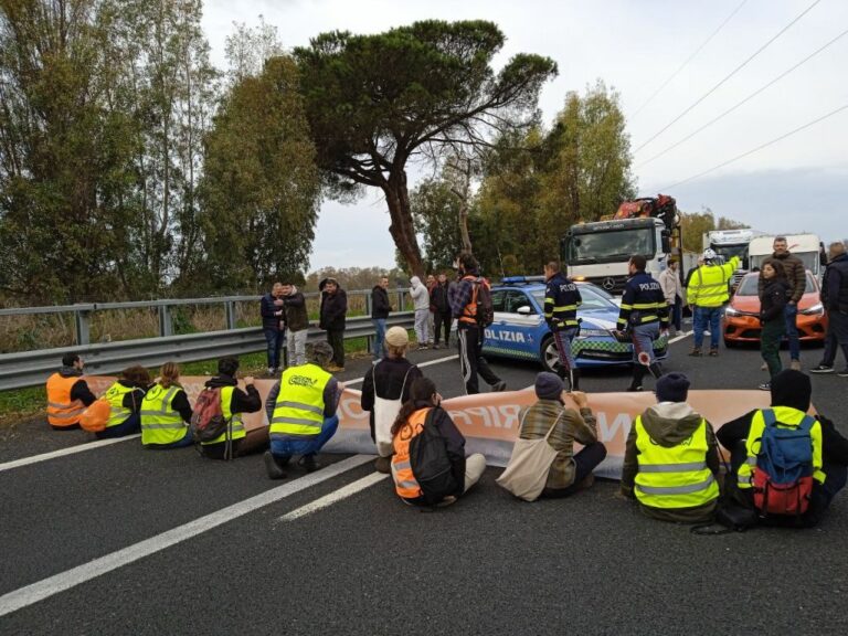 Fiumicino, attivisti ambientalisti bloccano A12 a Torreinpietra