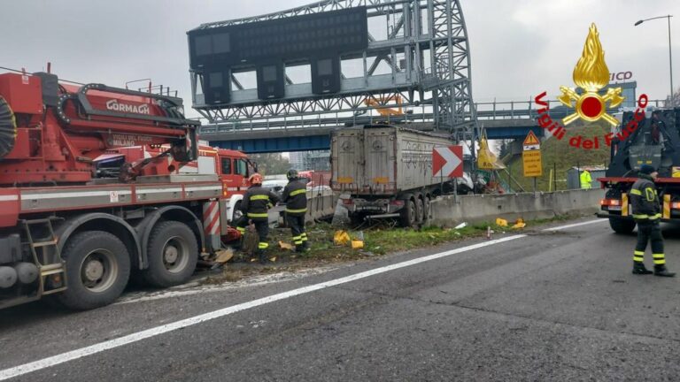 Milano, incidente mortale sulla A4. Deceduto camionista 25enne
